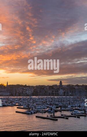 Suchen in Richtung Saint Malo vom Meer mit Yachten Boote in der Marina bei Sonnenaufgang mit schönen Wolken bei St Malo, Bretagne, Frankreich im Dezember günstig Stockfoto