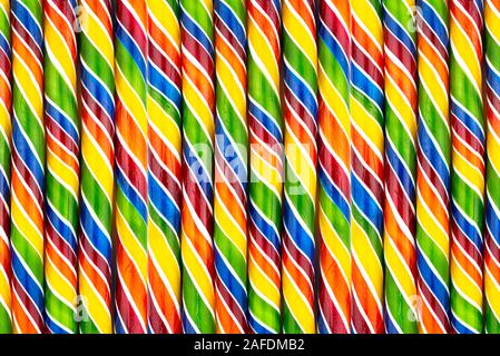 Muster aus bunten Zuckerstangen, Overhead, flatlay. Stockfoto