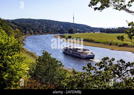 Elbauen mit dem Elberadwanderweg Linie der Elbe in Dresden, hier ein Fahrgastschiff der Weißen Flotte in Richtung der Brücke Blaues Wunder Stockfoto