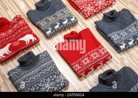 Verschiedene gestrickt Weihnachten rollkragen pullover oder Pullis mit Nordic Ornament auf Holz- Hintergrund gefaltet Stockfoto