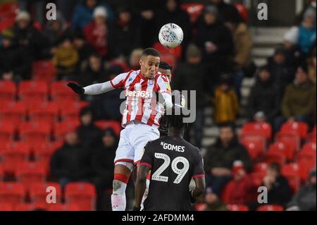 14. Dezember 2019, Bet365 Stadium, Stoke-on-Trent, England; Sky Bet Meisterschaft, Stoke City v Lesen: Thomas Ince (7) von Stoke City und Liam Moore (6) des Lesens Goerings bis für die Kopfzeile der Credit: Richard Long/News Bilder Stockfoto