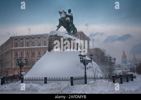 Blick auf die schneebedeckte Denkmal Hetman Bogdan Chmelnizkij auf Sofia Platz in Kiew, Ukraine Stockfoto