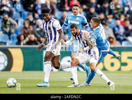 Coliseum Alfonso Perez, Madrid, Spanien. 15 Dez, 2019. Liga Fußball, Club Getafe Club de Futbol gegen Real Valladolid; Joaquín Fernandez (Real Valladolid) steuert die Kugel vor Mauro Arambarri (Getafe CF) - Redaktionelle Verwendung Credit: Aktion plus Sport/Alamy leben Nachrichten Stockfoto