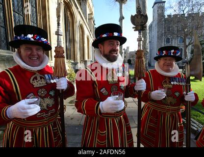 Yeoman Warder (besser bekannt als Beefeaters bekannt) genießen Sie ein Toast nach Weihnachten State Parade im Tower von London. Stockfoto