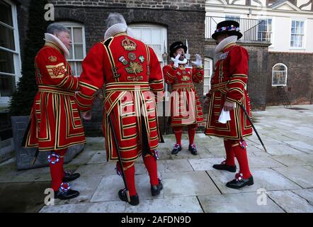 Yeoman Warder (besser bekannt als Beefeaters bekannt) versammeln sich vor dem Weihnachten State Parade am Tower von London. Stockfoto