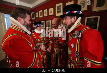 Yeoman Warder (besser bekannt als Beefeaters genannt) teilen sich einen Drink im Queen's Haus vor ihren Weihnachten State Parade im Tower von London. Stockfoto