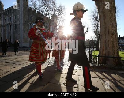 Yeoman Warder (besser bekannt als Beefeaters genannt) während ihrer Weihnachten State Parade am Tower von London. Stockfoto