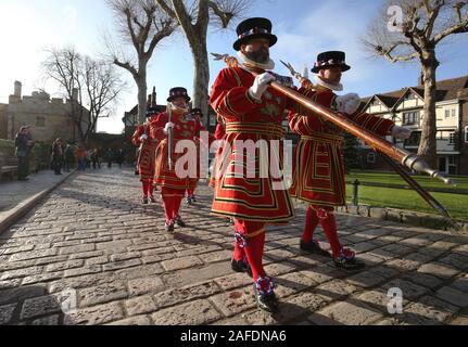 Yeoman Warder (besser bekannt als Beefeaters genannt) während ihrer Weihnachten State Parade am Tower von London. Stockfoto