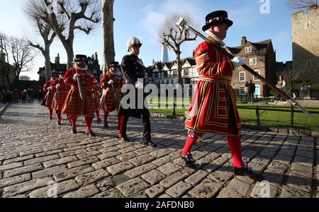 Yeoman Warder (besser bekannt als Beefeaters genannt) während ihrer Weihnachten State Parade am Tower von London. Stockfoto