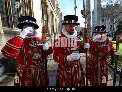 Yeoman Warder (besser bekannt als Beefeaters bekannt) genießen Sie ein Toast nach Weihnachten State Parade im Tower von London. Stockfoto