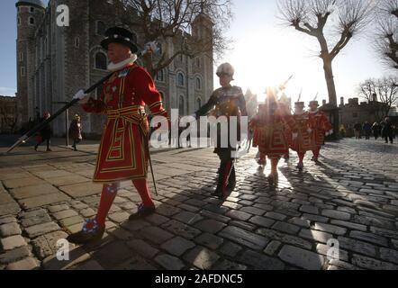 Yeoman Warder (besser bekannt als Beefeaters genannt) während ihrer Weihnachten State Parade am Tower von London. Stockfoto