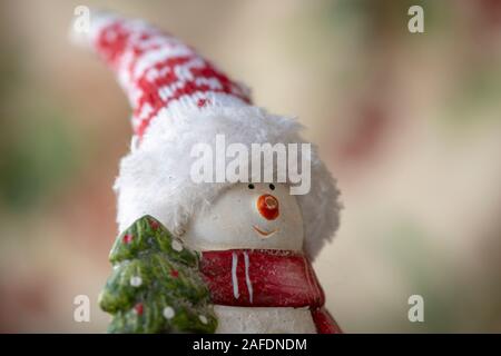 Klassische Schneemannfigur als Weihnachtsdekoration. Stockfoto