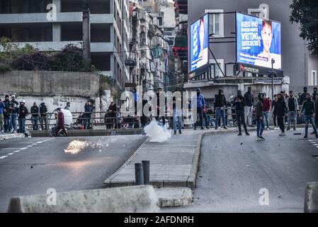 Beirut, Libanon. 14 Dez, 2019. People Counter - Protest gegen einen Libanesen gegen die Regierung auflehnen, werfen Feuerwerk am 59. Tag des Protestes. Aus dem schiitischen Viertel Bachoura, in der Nähe der Innenstadt von Beirut, Zähler - Demonstranten griffen Polizei und Armee Personal mit Steinen und Feuerwerk am Samstagabend. Die Polizei antwortete mit Gas während einer warf Schlacht von mehreren Stunden. Credit: Elizabeth Fitt/Alamy leben Nachrichten Stockfoto