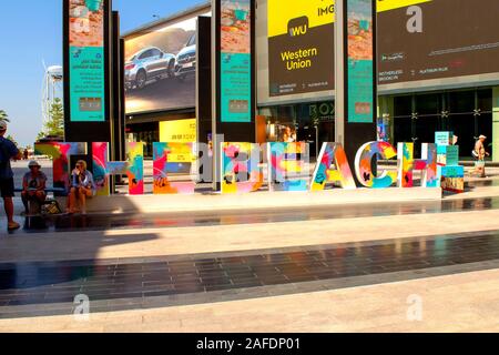 Dubai/VAE - November 7, 2019: Der Strand Phrase. Anzeigen von jbr Strand Eingang. Jumeirah Beach Residence Stockfoto