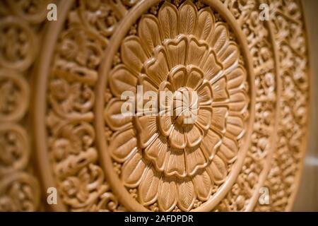 Dekorativ geschnitzte Holztafel, florales Muster, Stockfoto