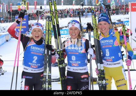 Hochfilzen, Österreich. 15. Dez 2019. 15. Dezember; Biathlonzentrum, Hochfilzen, Österreich; International Biathlon Union Wm Hochfilzen, Tag 4 der Frauen, Verfolgung, Ingrid Tandrevold (NOR), Sieger Tiril Eckhoff (NOR) und Hanna Oeberg (SWE) feiern ihren Podestplatz; - Redaktionelle Verwendung Credit: Aktion Plus Sport Bilder/Alamy leben Nachrichten Stockfoto