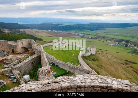 Ruinen der Burg Spis mit mehreren Linien von Mauern und Türmen auf einem Hügel unter einem bewölkten Himmel. Presov, Levoča, Slowakei. Stockfoto