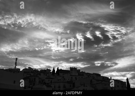 Schwarz und Weiß Sonnenuntergang über der Ortschaft Comares, Axarquia, Malaga, Andalusien, Costa del Sol, Spanien Stockfoto