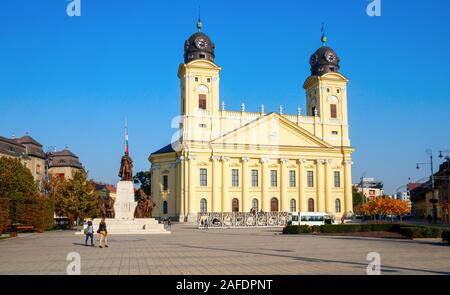 Große Reformierte Kirche am Kossuth Platz unter einem blauen Himmel an einem sonnigen Tag. Debrecen, Ungarn. Stockfoto