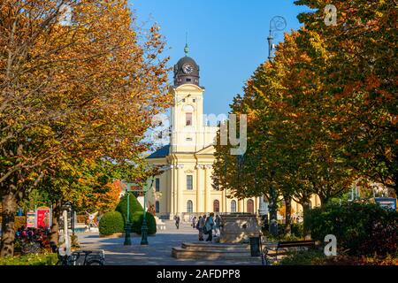 Große Reformierte Kirche am Kossuth Platz mit Bäumen im Herbst Farben an einem sonnigen Tag. Debrecen, Ungarn. Stockfoto