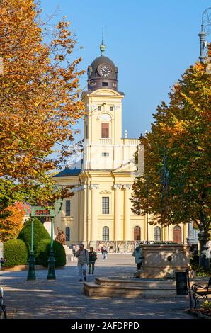 Große Reformierte Kirche am Kossuth Platz mit Bäumen im Herbst Farben an einem sonnigen Tag. Debrecen, Ungarn. Stockfoto