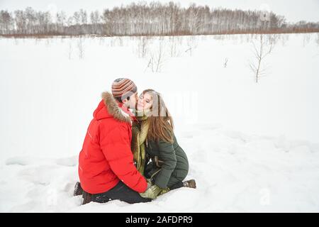 Junge glücklich küssen Paar in der Liebe im Winter im Freien. Stockfoto