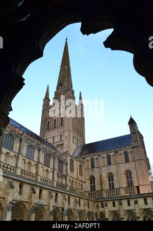 Zu Norwich Cathedral, an einem wunderschönen Tag in Norwich Stockfoto