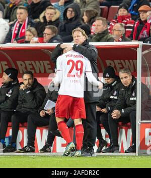 Trainer Markus GISDOL (K) Umarmungen Jan THIELMANN (K) nach seinem Substitution, Fußball 1. Fussballbundesliga, 15. Spieltag, FC Köln (K) - Bayer 04 Leverkusen (LEV) 2:0, am 14.12.2019 in Köln/Deutschland. € | Nutzung weltweit Stockfoto