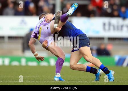 Exeter Häuptlinge' Stuart Hogg (links) ist durch Verkauf Haie Byron McGuignan während des Europäischen Rugby Champions Cup Pool zwei Match am sandigen Park, Exeter in Angriff genommen. Stockfoto