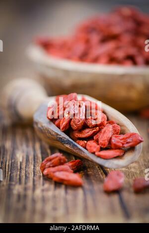 Frisch zubereitet Getrocknete Goji Beeren auf einem vintage Hintergrund (Nahaufnahme) Stockfoto