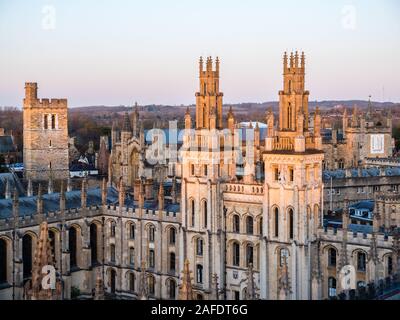 Rechts Glockenturm New College, Vordergrund All Souls College, Universität Oxford, Oxfordshire, England, UK, GB. Stockfoto