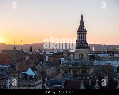 Oxford Sonnenuntergang, All Saints Church Spire, Bibliothek von Lincoln College, Universität Oxford, Oxford, Oxfordshire, England, UK, GB. Stockfoto