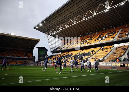 Tottenham Hotspur Spieler während Pre match Aufwärmen vor der Premier League Spiel im Molineux, Wolverhampton. Stockfoto