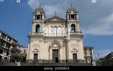 Zafferana Etnea Stadt, Provinz Catania, Sizilien. Fachade der Fassade der Kathedrale Kirche, geweiht Madonna della Provvidenza Stockfoto