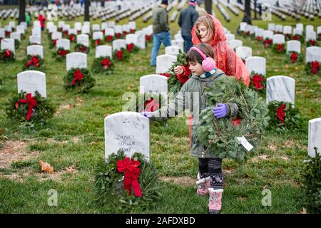 Arlington, Vereinigten Staaten von Amerika. 14. Dezember, 2019. Ein junges Mädchen berührt ein Grab Marker, wie Sie einen Kranz auf dem Grab eines gefallenen service Mitglied während der 28 Kränze über Amerika Tag auf dem Arlington National Cemetery Dezember 14, 2019 in Arlington, Virginia. Mehr als 38.000 Freiwilligen statt Kränze auf jeder Grabstätte auf dem Arlington National Cemetery und anderen Seiten rund um die Nation. Credit: Elizabeth Fraser/DOD/Alamy leben Nachrichten Stockfoto