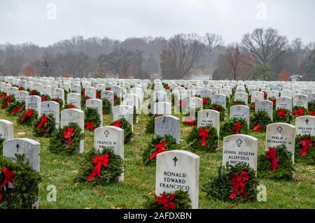 Arlington, Vereinigten Staaten von Amerika. 14. Dezember, 2019. Tausende von kränzen Markierung Abschnitt 54 auf die Grabstätte eines gefallenen service Mitglied während der 28 Kränze über Amerika Tag auf dem Arlington National Cemetery Dezember 14, 2019 in Arlington, Virginia. Mehr als 38.000 Freiwilligen statt Kränze auf jeder Grabstätte auf dem Arlington National Cemetery und anderen Seiten rund um die Nation. Credit: Elizabeth Fraser/DOD/Alamy leben Nachrichten Stockfoto