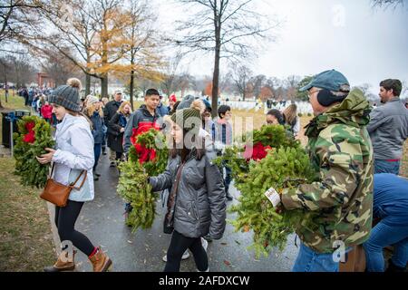 Arlington, Vereinigten Staaten von Amerika. 14. Dezember, 2019. Freiwillige tragen Kränze auf Grabstätten der Gefallenen service Mitglieder während der 28 Kränze über Amerika Tag auf dem Arlington National Cemetery Dezember 14, 2019 in Arlington, Virginia. Mehr als 38.000 Freiwilligen statt Kränze auf jeder Grabstätte auf dem Arlington National Cemetery und anderen Seiten rund um die Nation. Credit: Elizabeth Fraser/DOD/Alamy leben Nachrichten Stockfoto