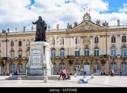 Die Statue auf dem Stanislas-Platz vor dem Rathaus in Nancy, Frankreich, stellt Stanislas Leszczynski, König von Polen und Herzog von Lothringen, dar. Stockfoto
