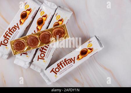 New York NY 29.November 2019: Box von toffifee Bonbons mit Stücken von Caramel candy mit matble Tabelle. Stockfoto