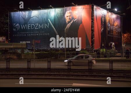 Losgerissene Reklametafel mit Henry Cavill wie Geralt von Rivia und Anya Chalotra als yennefer von Vengerberg, Zeichen von The Witcher (Wiedzmin) anstehenden amerikanischen Stockfoto