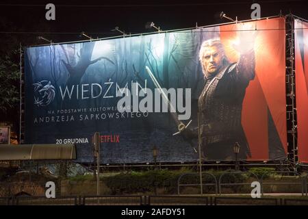 Losgerissene Reklametafel mit Henry Cavill wie Geralt von Rivia Hauptfigur von The Witcher (Wiedzmin) upcoming American Fantasy drama Web TV-Serie gemacht wurden. Stockfoto