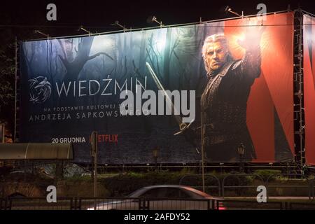 Losgerissene Reklametafel mit Henry Cavill wie Geralt von Rivia Hauptfigur von The Witcher (Wiedzmin) upcoming American Fantasy drama Web TV-Serie gemacht wurden. Stockfoto