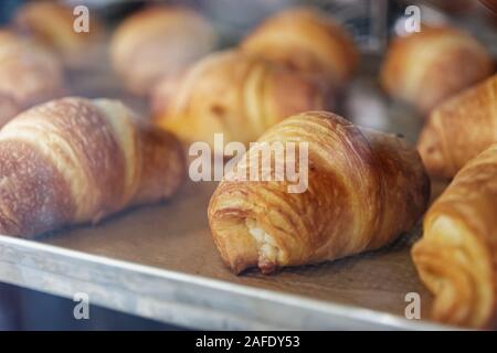 Backen Croissants auf Blech im Ofen durch das Glas sehen, close-up Stockfoto