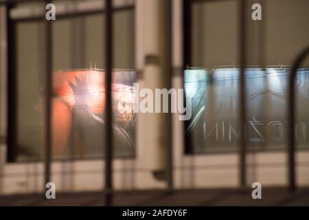 Losgerissene Reklametafel mit Henry Cavill wie Geralt von Rivia Hauptfigur von The Witcher (Wiedzmin) upcoming American Fantasy drama Web TV-Serie gemacht wurden. Stockfoto