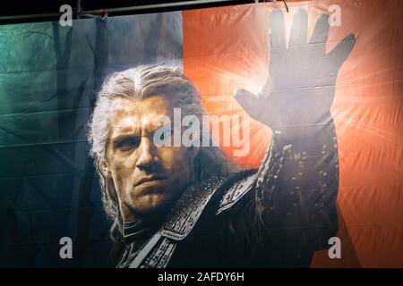 Losgerissene Reklametafel mit Henry Cavill wie Geralt von Rivia Hauptfigur von The Witcher (Wiedzmin) upcoming American Fantasy drama Web TV-Serie gemacht wurden. Stockfoto