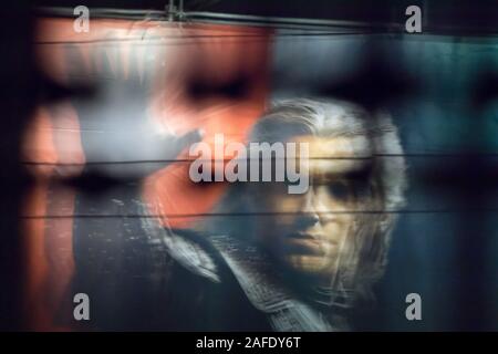 Losgerissene Reklametafel mit Henry Cavill wie Geralt von Rivia Hauptfigur von The Witcher (Wiedzmin) upcoming American Fantasy drama Web TV-Serie gemacht wurden. Stockfoto