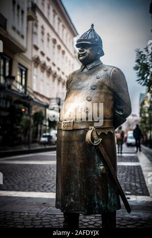 Eine Bronzestatue, der dicke Polizist auf der Zrinyi utca, Budapest. Reibe seinen Bauch für viel Glück Stockfoto