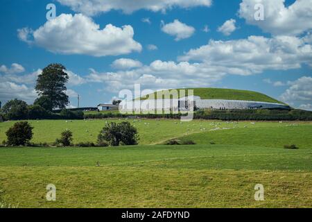 Newgrange passage Grab mit schönen Wolken im Himmel Stockfoto