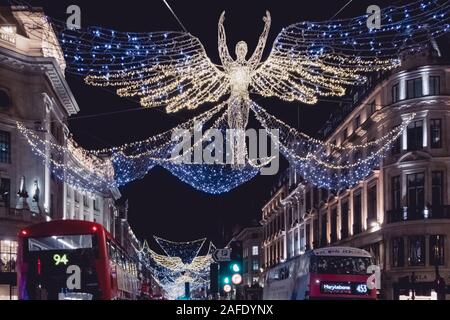 London, England, UK - 13. Dezember 2019: London festliche Weihnachten Straßenlaternen und Dekorationen auf Regents Street Stockfoto