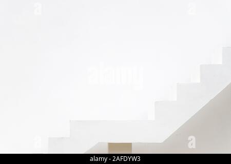 Weiße Treppe auf Beton Wand Hintergrund (Konzept für Karriere Pfad, Ziel anstreben, Aspiration) Stockfoto